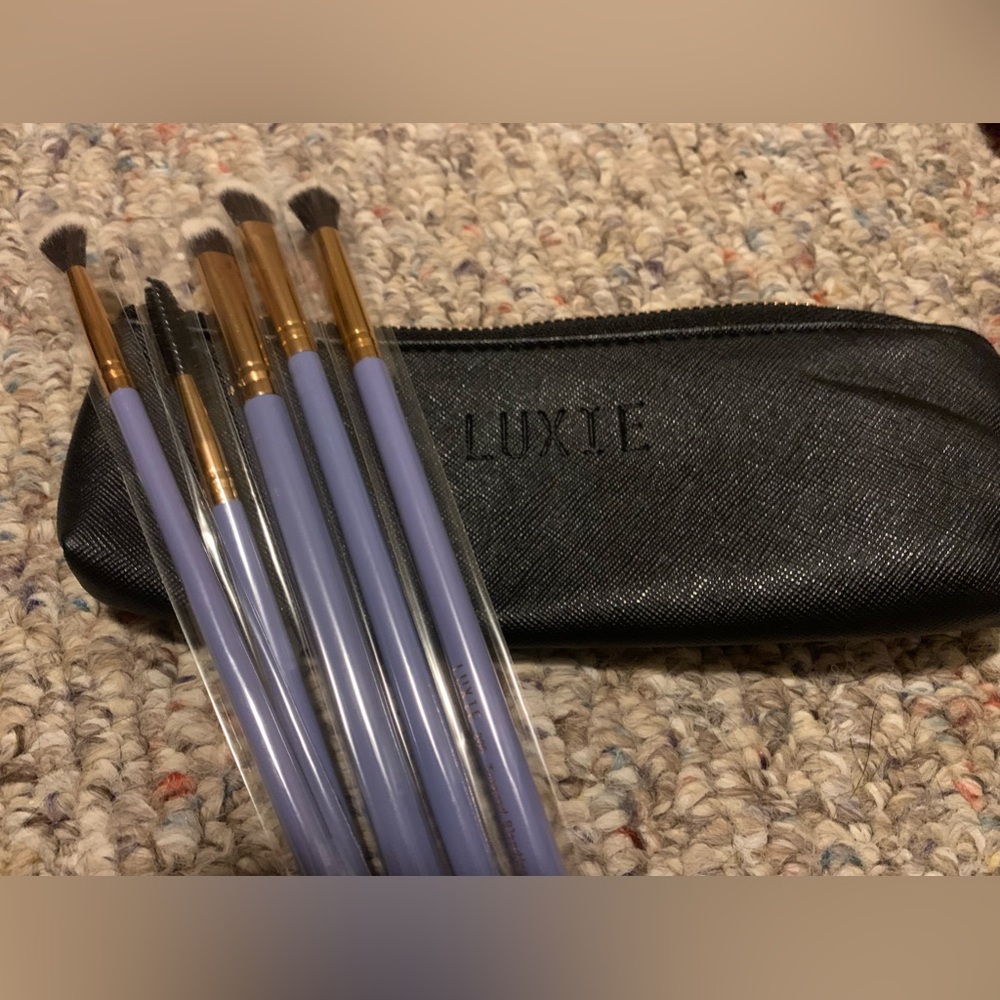 5 piece Luxie brush set w/pouch
